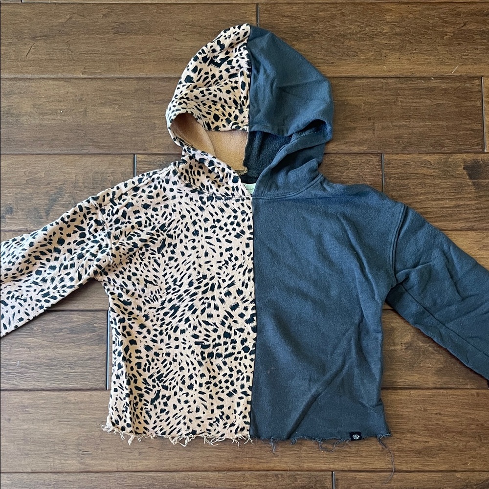 Treasure Bond split cropped hoodie leopard print size 10-12
